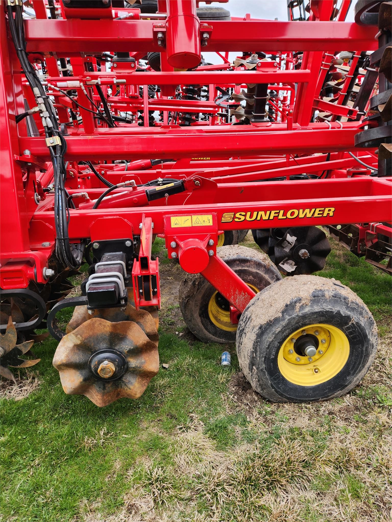2022 Sunflower 6830-25