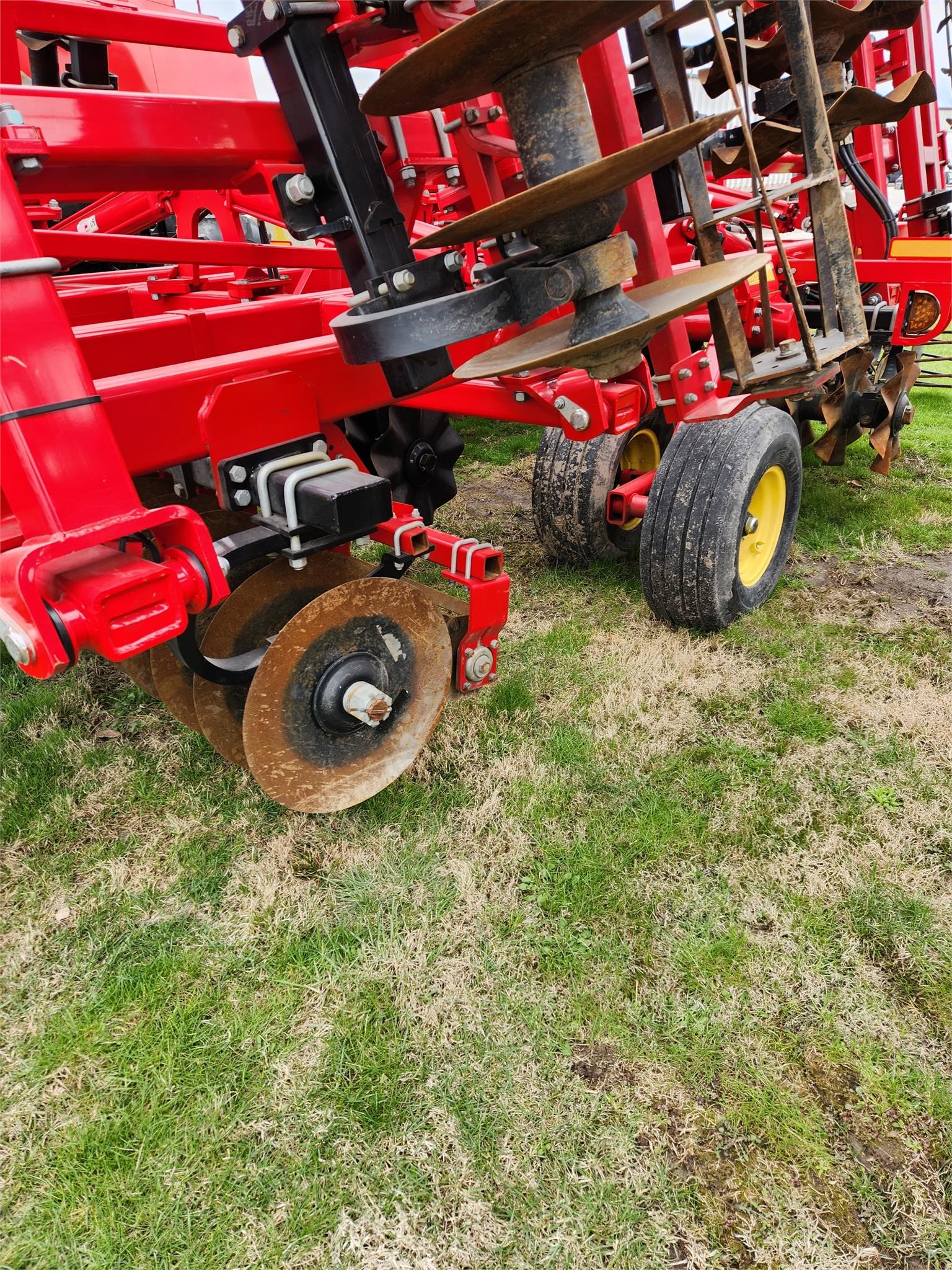 2022 Sunflower 6830-25